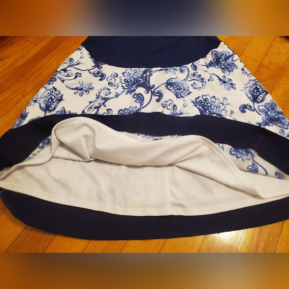 Thyme Maternity short floral skirt. Blue and white. Size L. - Picture 5 of 7